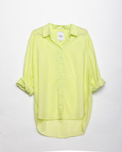 Load image into Gallery viewer, Aurelia Blouse is een Groene Lime (Kleur : 519 Pistache Green) Blouse van Moment Amsterdam. Blouse van 100% katoen, itemrefentie 27.110-25-519, type boyfriend shirt is een prachtige basis blouse. Deze blouse is verkrijgbaar in verschillende kleuren: Pistache Green, Baby Pink, Baby Blue en mag niet in jouw garderobe ontbreken.