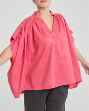 Load image into Gallery viewer, Fuchsia Blouse Top Cecilia van de Moment Amsterdam Collectie is een top met een V-hals en een kapmouw in een fuchsia kleur. Deze katoenen blouse top heeft subtiele plooitjes en valt ruim.