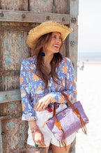 Afbeelding in Gallery-weergave laden, Blouse van Place du Soleil, Lila Print Blouse Buttons is een licht doorschijnende blouse met bloemmotief. Het is een wat klokkend model met lange mouwen en manchetten, de blouse heeft een kraag en knoopjes. Een prachtige kleuren combinatie heeft deze blouse met oranje en wit.