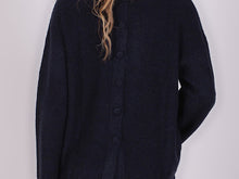 Load image into Gallery viewer, Oversized Pullover LAMIA in Navy met knoopdetails, zachte kwaliteit en een comfortabele, tijdloze pasvorm.