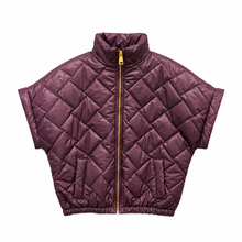 Afbeelding in Gallery-weergave laden, Aubergine Bodywarmer Indy, kort model. Deze leuke bodywarmer heeft een opstaande kraag, steekzakken en een rits. Verkrijgbaar in verschillende kleuren.