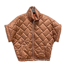 Load image into Gallery viewer, Camel Bodywarmer Indy, kort model. Deze leuke bodywarmer met dons heeft een opstaande kraag, steekzakken en een rits. Verkrijgbaar in verschillende kleuren.