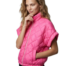Afbeelding in Gallery-weergave laden, Roze Bodywarmer Indy, kort model met dons. Deze leuke bodywarmer heeft een opstaande kraag, steekzakken en een rits. Verkrijgbaar in verschillende kleuren.