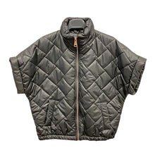 Load image into Gallery viewer, Zwarte Bodywarmer Indy, kort model. Deze leuke bodywarmer met dons heeft een opstaande kraag, steekzakken en een rits. Verkrijgbaar in verschillende kleuren.