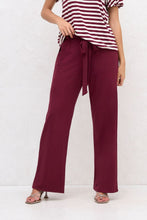 Afbeelding in Gallery-weergave laden, Bordeauxrode Comfy Broek Kiki van Chastar is een super comfortabele, zachte en stijlvolle broek van tricot, welke gemakkelijk te combineren is en vele mogelijkheden biedt.