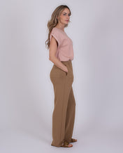 Afbeelding in Gallery-weergave laden, Comfortabele, zachte jog broek in taupe met een verfijnde naad. Combineert een chique uitstraling met ultiem draagcomfort, daardoor geschikt voor alle gelegenheden. Combineer met de Troje Top in Taupe, om als pak te dragen.