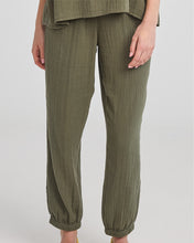 Afbeelding in Gallery-weergave laden, Groene Broek Bruce van de Moment Amsterdam Collectie is vervaardigd van een mooie kwaliteit wafel katoen in de diepe kleur Ivy Green. Deze moderne broek heeft een elastieken tailleband, steekzakken en wijde lange pijpen met cuffs.
Styling tip : Deze broek is te combineren met de bijpassende top Bauke in dezelfde kleur. Mooi als set te dragen of los te combineren.