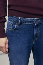 Load image into Gallery viewer, Corel Maggie Flare Jeans Denim Blue is een klassieke denimbroek met een flare slim fit. De denim broek met de perfecte wassing en een middelhoge taille, heeft stretch door een mix van katoen en elastan. Een broek om standaard aan jouw garderobe toe te voegen.