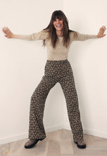 Load image into Gallery viewer, Broek van Corel, Lily Wide Peacock met oog voor detail, een jacquard gebreide peacock dessin in warme tinten. Broek met dé perfecte en zeer mooie vrouwelijke pasvorm. In deze broek heeft namelijk écht iedereen mooie billen. Deze broeken zijn ideaal voor de langere dames, maar zijn ook gemakkelijk korter te maken.