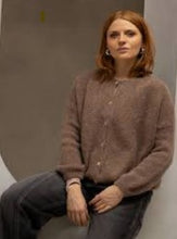 Afbeelding in Gallery-weergave laden, Camel Bruin Vest Grande Chic in de kleur Brun. Vest met ronde hals, lange mouwen en knoopjes. Super Zacht Vest en Trui ineen, nu al een bestseller! Grande Chic Vest is verkrijgbaar in verschillende kleuren.