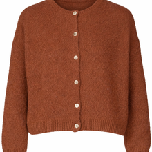 Afbeelding in Gallery-weergave laden, Bruin Vest Grande Chic in de kleur noisette (2979). Vest met ronde hals, lange mouwen en knoopjes. Super Zacht Vest en Trui ineen, nu al een bestseller!