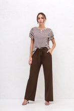 Load image into Gallery viewer, Bruine Broek van het Comfy Pak Kiki van Chastar is een super comfortabel, zacht en stijlvolle broek van tricot, welke gemakkelijk te combineren is en vele mogelijkheden biedt. Natuurlijk als pak kun je hier casual gekleed mee voor de dag komen. Tevens kun je de top en de broek afzonderlijk van elkaar dragen.