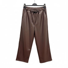 Load image into Gallery viewer, Trendy Imitatieleren Broek met Strik en Elastische taille. Geef je outfit een stijlvolle upgrade met deze bruine PU wide leg broek!