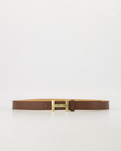 Load image into Gallery viewer, Bruine Lederen Riem Hera Large is vervaardigd van prachtig italiaans leder met een goudkleurige H-gesp en een haaksluiting. Riem Hera is te dragen als broekriem, is 3 cm breed en verkrijgbaar in verschillende lengtes. De riem is eventueel in te korten door middel van een schroef op de kop.