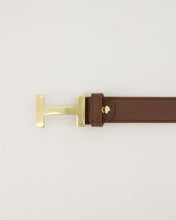 Load image into Gallery viewer, Bruine Lederen Riem Hera Large is vervaardigd van prachtig italiaans leder met een goudkleurige H-gesp en een haaksluiting. Riem Hera is te dragen als broekriem, is 3 cm breed en verkrijgbaar in verschillende lengtes. De riem is eventueel in te korten door middel van een schroef op de kop.