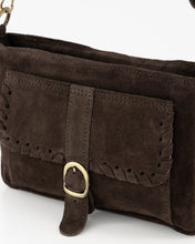 Afbeelding in Gallery-weergave laden, Bruine Tas Juliana Suede bruine tas is een verfijnde schoudertas met decoratieve gevlochten details en een karakteristieke goudkleurige gesp. Dankzij het verstelbare en afneembare hengsel kan de tas comfortabel over de schouder of crossbody gedragen worden. De zachte suède afwerking geeft het model een elegante uitstraling.