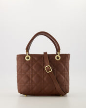 Afbeelding in Gallery-weergave laden, Tas Baby Belle Sauvage is vervaardigd van sauvage leer en bestaat uit een hoofdvak dat is te sluiten met een ritssluiting en heeft een afsluitbaar steekvak. Dit is een elegante en stijlvolle tas met stikselpatroon, dat deze elegante en stijlvolle tas een luxe uitstraling geeft.
Tas Baby Belle Sauvage is verkrijgbaar in verschillende kleuren: Taupe, Bruin.