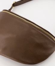 Afbeelding in Gallery-weergave laden, Bruine Tas Fabi is een veelzijdige crossbody tas die ook als trendy heuptas gedragen kan worden. De tas is vervaardigd van Italiaans leder en is verkrijgbaar in verschillende kleuren: Donkerbruin, Zwart. Afmeting tas is ca. 30cm x 19cm x 9cm.