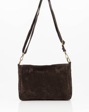 Afbeelding in Gallery-weergave laden, Bruine Tas Juliana Suede bruine tas is een verfijnde schoudertas met decoratieve gevlochten details en een karakteristieke goudkleurige gesp. Dankzij het verstelbare en afneembare hengsel kan de tas comfortabel over de schouder of crossbody gedragen worden. De zachte suède afwerking geeft het model een elegante uitstraling.