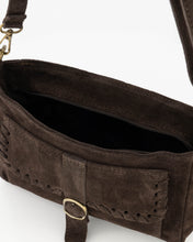 Afbeelding in Gallery-weergave laden, Bruine Tas Juliana Suede bruine tas is een verfijnde schoudertas met decoratieve gevlochten details en een karakteristieke goudkleurige gesp. Dankzij het verstelbare en afneembare hengsel kan de tas comfortabel over de schouder of crossbody gedragen worden. De zachte suède afwerking geeft het model een elegante uitstraling.