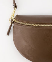 Afbeelding in Gallery-weergave laden, Bruine Tas Fabi is een veelzijdige crossbody tas die ook als trendy heuptas gedragen kan worden. De tas is vervaardigd van Italiaans leder en is verkrijgbaar in verschillende kleuren: Donkerbruin, Zwart. Afmeting tas is ca. 30cm x 19cm x 9cm.