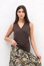 Afbeelding in Gallery-weergave laden, Bruine Tricot Top Chantal is gemakkelijk te combineren, heeft een overslag en elastiek aan een kant, waardoor een rimpeleffect ontstaat. Comfortabel en stretch.