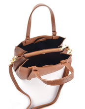 Afbeelding in Gallery-weergave laden, Lederen Tas Jadey is een stevige handtas met schouderband. Aan de binnenzijde zit een ritssluiting en twee afzonderlijke vakken met magneetsluitingen. De tas komt met een verstelbaar en afneembaar lang hengsel. Tas Jadey is ook crossbody te dragen. Tas Jadey is tijdloos en elegant, ideaal voor zowel een avondje uit als casual gebruik.