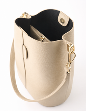 Afbeelding in Gallery-weergave laden, Stijlvolle en tijdloze beige bucket bag in een elegante beige tint, perfect voor dagelijks gebruik. Deze tas is vervaardigd van hoogwaardig, soepel leer met een subtiele structuur, wat zorgt voor een luxe uitstraling en een duurzame kwaliteit.