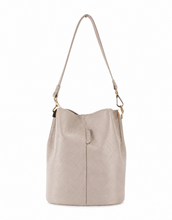 Load image into Gallery viewer, Stijlvolle en tijdloze bucket bag in een elegante beige tint, perfect voor dagelijks gebruik. Deze tas is vervaardigd van hoogwaardig, soepel leer met een subtiele structuur, wat zorgt voor een luxe uitstraling en een duurzame kwaliteit.