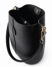 Afbeelding in Gallery-weergave laden, Stijlvolle en tijdloze bucket bag in elegant zwart, perfect voor dagelijks gebruik. Deze tas is vervaardigd van hoogwaardig, soepel leer met een subtiele structuur, wat zorgt voor een luxe uitstraling en een duurzame kwaliteit.