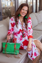 Afbeelding in Gallery-weergave laden, Groene Tas, Handmade Bag Canvas van Place du Soleil is een prachtige handgemaakte tas met cognac kleurige lederen hengsels.