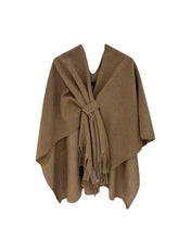 Load image into Gallery viewer, Camel Poncho, Omslagdoek Evi van M&G is een zwaardere poncho in een uni kleur met franjes en kan vastgemaakt worden met een lus. Ideaal voor in de auto!