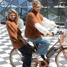 Afbeelding in Gallery-weergave laden, Camel Sweater Liv van Cycleur de Luxe is een luxueuze coltrui van angorawol en korte kapmouwen. Angora combineert zachtheid en elegantie in een tijdloos ontwerp.
