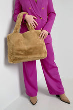 Afbeelding in Gallery-weergave laden, Camel Tas Faux Fur. Hoe leuk is deze grote faux fur tas? De tas heeft twee schouderhengsels en sluit met een magneetsluiting. De heerlijke zachte tas van faux fur is verkrijgbaar in verschillende kleuren: Taupe, Camel. Deze tas is dé perfecte must have voor jou!