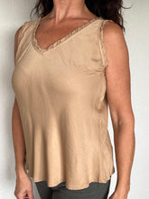 Load image into Gallery viewer, Camel kleurige Top Seta, klokkend model in een mooie stof. De Ideale top met V-hals en ruches, die gemakkelijk te combineren is. In verschillende kleuren verkrijgbaar.