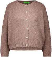 Afbeelding in Gallery-weergave laden, Bruin Camel Vest Grande Chic in de kleur Brun. Vest met ronde hals, lange mouwen en knoopjes. Super Zacht Vest en Trui ineen, nu al een bestseller!
Grande Chic Vest van Beauregard is verkrijgbaar in verschillende kleuren.