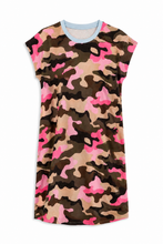 Load image into Gallery viewer, Maak een statement met deze comfortabele camouflage jurk. De opvallende mix van aardetinten en roze accenten geeft de jurk een speelse, trendy uitstraling. Dankzij de rechte, losvallende pasvorm en de zachte stretchstof draag je hem moeiteloos de hele dag.