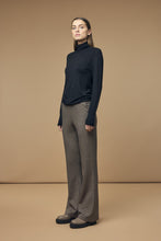 Afbeelding in Gallery-weergave laden, Corel Broek Boa Flared Pants is een stijlvolle broek met Jacquard in de kleur Cappuccino. Deze broek heeft een elastische, hoge tailleband, sluit naadloos aan op het comfort van de kwaliteit en biedt dan ook een flaterend karakter. Gemaakt van een comfortabele, middelzware stretch materialenmix kwaliteit. Deze broek leent zich om zowel chique als casual te dragen.