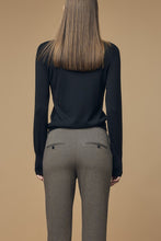 Afbeelding in Gallery-weergave laden, Corel Broek Boa Flared Pants is een stijlvolle broek met Jacquard in de kleur Cappuccino. Deze broek heeft een elastische, hoge tailleband, sluit naadloos aan op het comfort van de kwaliteit en biedt dan ook een flaterend karakter. Gemaakt van een comfortabele, middelzware stretch materialenmix kwaliteit. Deze broek leent zich om zowel chique als casual te dragen.