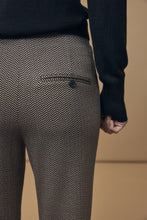 Afbeelding in Gallery-weergave laden, Corel Broek Boa Flared Pants is een stijlvolle broek met Jacquard in de kleur Cappuccino. Deze broek heeft een elastische, hoge tailleband, sluit naadloos aan op het comfort van de kwaliteit en biedt dan ook een flaterend karakter. Gemaakt van een comfortabele, middelzware stretch materialenmix kwaliteit. Deze broek leent zich om zowel chique als casual te dragen.