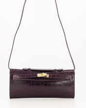 Load image into Gallery viewer, Bordeaux kleurige Tas Palermo Croco is een leren handtas met chique crocoprint en subtiele glans. Tas die ook gedragen kan worden als clutch en als schoudertas door middel van een lang hengsel, welke bevestigd wordt met drukkers. De tas heeft een hoofdvak met een klein ritsvak en wordt gesloten door middel van een uniek systeem met draaisluiting.