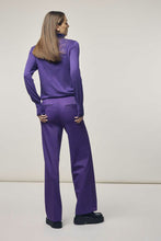 Load image into Gallery viewer, Paarse Broek, Corel Broek Lily Wide Uni Sport Purple Sky. Het modische karakter heeft de overhand bij deze Corel broek die gekenmerkt wordt door sportieve invloeden en moderne kleuren. De broek met een elastische tailleband, heeft wijde, rechte pijpen en is gemaakt van een comfortabele, middelzware stretch materialenmix.