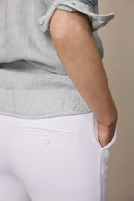 Afbeelding in Gallery-weergave laden, Witte Broek, Corel Broek Lily Uni Sport White. Deze Corel broek wordt gekenmerkt door het sportieve model. Door de tijdloze pasvorm kan je de Lily zowel stoer als chique dragen. De broek heeft een elastische tailleband en wijde rechte pijpen. De kwaliteit is een comfortabele, middelzware stretchy materialenmix.