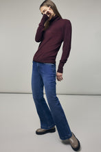 Load image into Gallery viewer, Corel Maggie Flare Jeans Denim Blue is een klassieke denimbroek met een flare slim fit. De denim broek met de perfecte wassing en een middelhoge taille, heeft stretch door een mix van katoen en elastan. Een broek om standaard aan jouw garderobe toe te voegen.