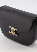 Afbeelding in Gallery-weergave laden, Zwarte Tas Favi is een stijlvol lederen crossbody tas gemaakt van generfd leer, luxe leersoort. De tas wordt geleverd met een breed afneembaar lederen hengsel. Tas Favi heeft een hoofdvak met aan de binnenzijde een ritsvak. Tas Favi, verkrijgbaar in verschillende kleuren Zwart, Goud. Prachtige Tas met luxe uitstraling.