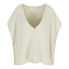 Afbeelding in Gallery-weergave laden, Beige Top Marly is een luxueuze gebreide top van angorawol en staat voor pure elegantie en verfijnde vrouwelijkheid. Uiteinde mouw loopt door tot onderaan boord, dit geeft een rijke uitstraling, de top valt ruim en heeft een V-hals. Het biedt ongeëvenaard comfort en duurzaamheid. Het is de perfecte mix van kwaliteit en stijl.