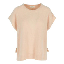 Afbeelding in Gallery-weergave laden, Top Rosalie Pink staat voor pure elegantie en verfijnde vrouwelijkheid. ROSALIE gebreide top is versierd met sierlijke strikken aan de zijkanten en heeft een ronde boord. Deze luxueuze top van angorawol, combineert zachtheid en elegantie in een tijdloos ontwerp. De lichte en luchtige textuur van de angora zorgt voor een heerlijke warme en comfortabele pasvorm, terwijl de levendige kleur een stijlvolle en speelse uitstraling geeft. De Rosalie top is verkrijgbaar in verschillende kleuren: Pink, Blue.
