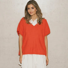 Load image into Gallery viewer, Top Marly Red is een luxe gebreide top en staat voor pure elegantie en verfijnde vrouwelijkheid. Uiteinde mouw loopt door tot onderaan boord, dit geeft een rijke uitstraling, de top valt ruim en heeft een V-hals. Het biedt ongeëvenaard comfort en duurzaamheid. Het is de perfecte mix van kwaliteit en stijl.