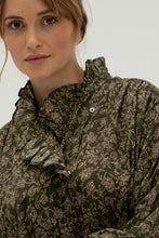 Load image into Gallery viewer, Blouse van Moment Amsterdam met referentie 57.100-23, is een prachtige romantische blouse met bloemenprint. Deze blouse heeft een opstaande kraag met ruffles aan de hals en mouwen. Deze blouse is mooi te combineren met de Corel Broek Lily Wide Uni Sport.