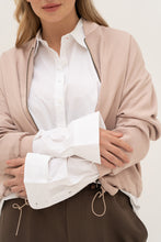 Load image into Gallery viewer, Witte Katoenen Blouse van Moment Amsterdam, Item referentie : 27.702-23, type Boy Friend Shirt in Crisp Cotton Poplin. Dit is een prachtige basis blouse in het wit. Deze blouse is verkrijgbaar in verschillende kleuren: White en Bright Green en mag zeker niet in jouw garderobe ontbreken.